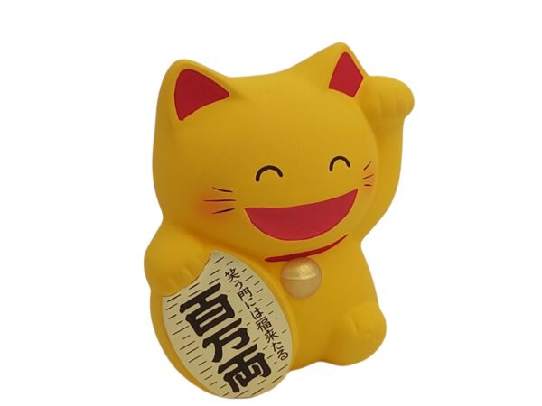 Chat japonais Maneki neko jaune levant la pate gauche