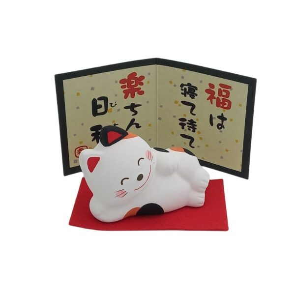 Maneki neko couché