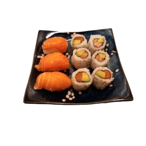 Plat carré bleu avec présentation de sushi et maki